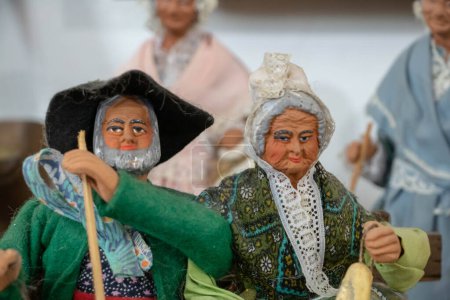 Téléchargez les photos : Couple bourgeois en santon de Provence figurines traditionnelles du sud de la France pour la crèche de Noël - en image libre de droit