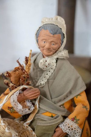 Téléchargez les photos : Santon de Provence (figurine traditionnelle du sud de la France), dentellière dans une crèche de Noël - en image libre de droit