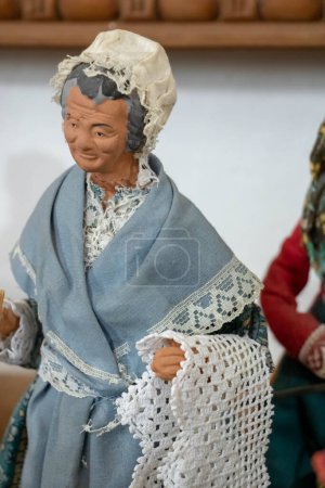 Téléchargez les photos : Santon de Provence (figurine traditionnelle du sud de la France), dentellière dans une crèche de Noël - en image libre de droit
