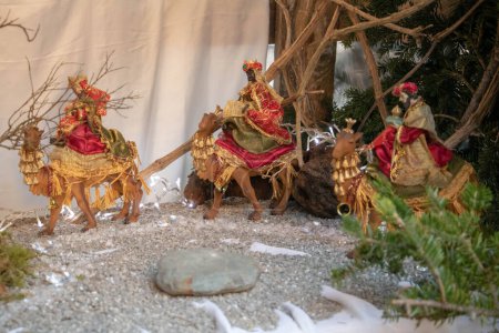 Téléchargez les photos : Crèche scène de Noël avec des décorations sur fond - en image libre de droit
