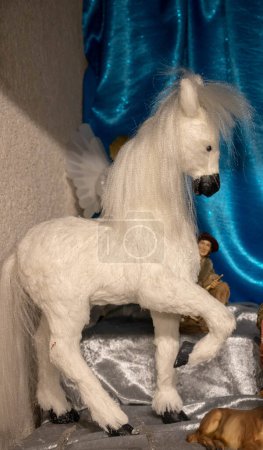 Téléchargez les photos : Cheval blanc comme décoration de Noël sur fond - en image libre de droit