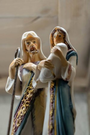 Téléchargez les photos : Élégante scène de nativité au santon de Provence (figurine traditionnelle du sud de la France pour la crèche de Noël) - en image libre de droit