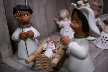 Foto de Santon de Provence (figurita tradicional del sur de Francia para cuna de Navidad), ángeles afroamericanos - Imagen libre de derechos