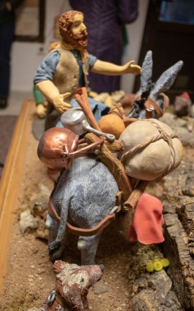 Téléchargez les photos : Muleteer et son âne au santon de Provence (figurine traditionnelle du sud de la France pour les crèches de Noël)) - en image libre de droit