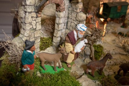 Téléchargez les photos : Le vieux berger et l'apprenti dans une crèche au santon de Provence (figurine traditionnelle du sud de la France pour les crèches de Noël)) - en image libre de droit