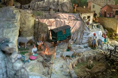 Téléchargez les photos : Détail d'une crèche représentant le personnage d'Esmeralda la belle gitane, en santon de provence figurine traditionnelle du sud de la France pour crèche de Noël - en image libre de droit