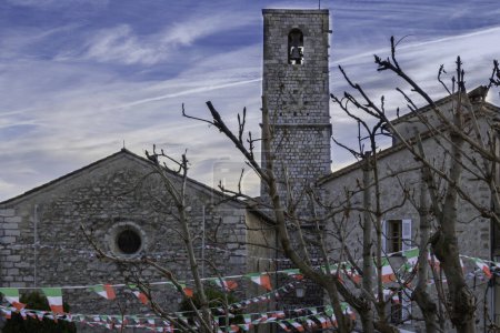Eglise médiévale au coeur de la Provence dans les villages perchés de la Côte d'Azur, église Saint Jacques au Bar sur Loup, France avec les décorations du marché italien