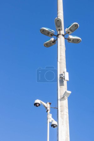 Mât urbain, caméra de surveillance, éclairage public et antenne relais
