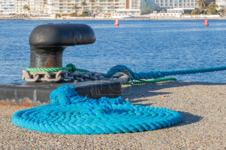 Bolardo de amarre para yate grande con su amarre bien colocado en el Puerto Gallice en Juan les Pins Costa Azul Provenza Francia