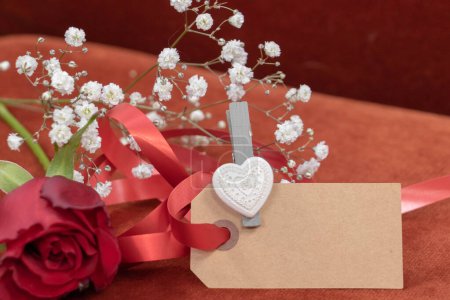 Téléchargez les photos : Gros plan sur roses rouges et carte blanche pour un message d'amour - en image libre de droit