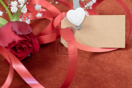 Foto de Primer plano de rosas rojas y tarjeta en blanco para un mensaje de amor - Imagen libre de derechos