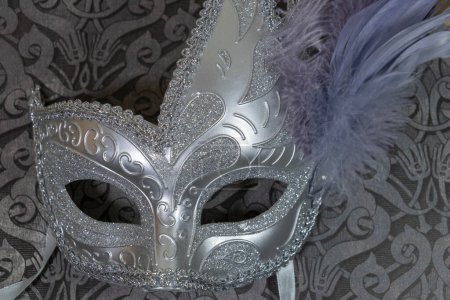 Foto de Máscara de carnaval púrpura y plateada sobre fondo, primer plano - Imagen libre de derechos
