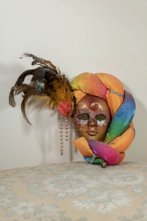 Foto de Carnaval de Niza, máscara de arlequín muy colorido con pluma - Imagen libre de derechos
