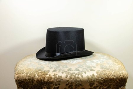 Téléchargez les photos : Chapeau haut de forme pour cabaret sur fond, gros plan - en image libre de droit