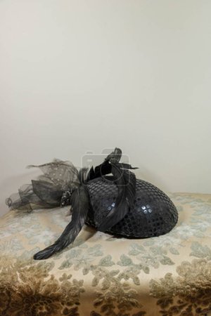Foto de Sombrero de mujer, sombrero fascinado con velo, negro - Imagen libre de derechos