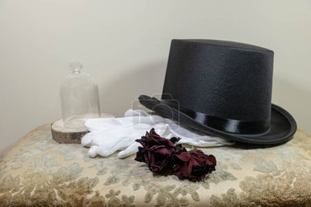 Téléchargez les photos : Chapeau de gala pour hommes du 19ème siècle et gants blancs - en image libre de droit