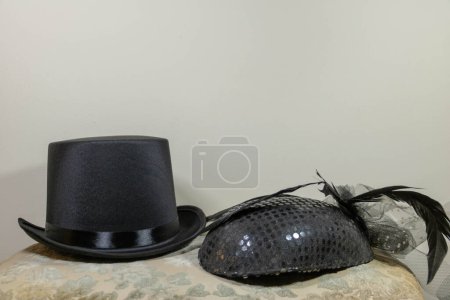 Téléchargez les photos : Chapeau haut de forme et chapeau ailé fasciné, chapeau homme et femme - en image libre de droit