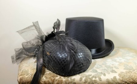 Téléchargez les photos : Chapeau fasciné avec voile et chapeau haut de forme pour couple - en image libre de droit