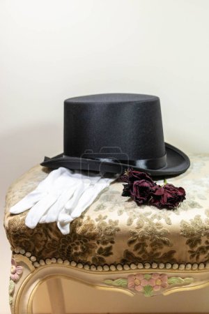 Téléchargez les photos : Chapeau haut de forme, Gants blancs et fleurs boutonnières, Vêtements homme - en image libre de droit