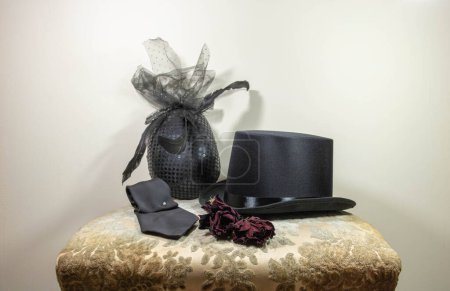 Foto de Trajes elegantes para hombres y mujeres, sombreros, corbata, reloj de bolsillo y alfiler de corbata - Imagen libre de derechos