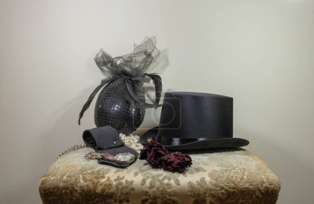Téléchargez les photos : Tenues élégantes pour hommes et femmes, chapeaux, cravate, montre de poche et épinglette - en image libre de droit
