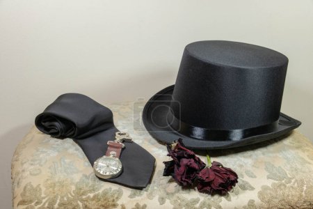 Téléchargez les photos : Accessoires de mode vintage pour homme cravate élégante, montre de poche et chapeau haut de forme, rose à la boutonnière - en image libre de droit