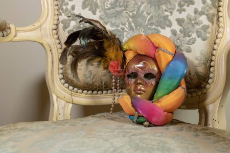 Foto de Máscara de carnaval muy colorida, estilo arlequín - Imagen libre de derechos