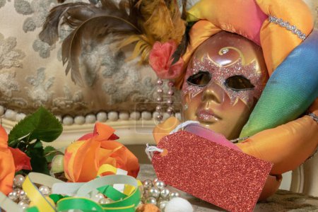 Téléchargez les photos : Fleurs, masque de carnaval et belles roses - en image libre de droit