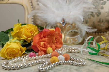 Foto de Flores, máscara de carnaval y hermosas rosas - Imagen libre de derechos