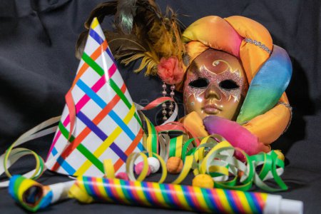 Foto de Carnaval máscara de disfraces, sombrero, favores de fiesta y serpentinas - Imagen libre de derechos