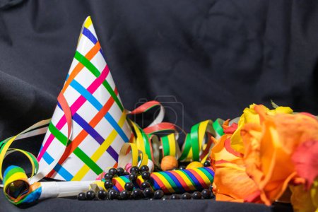 Téléchargez les photos : Masque costume de carnaval, chapeau, faveurs de fête et banderoles - en image libre de droit