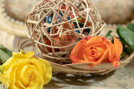 Set flowers and basketry for a feminine and natural decoration