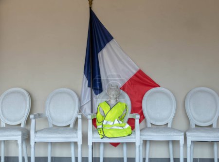 Debate de consulta nacional, símbolo de Marianne de la República Francesa con chaleco amarillo (gilet jaune) presidiendo el debate nacional
