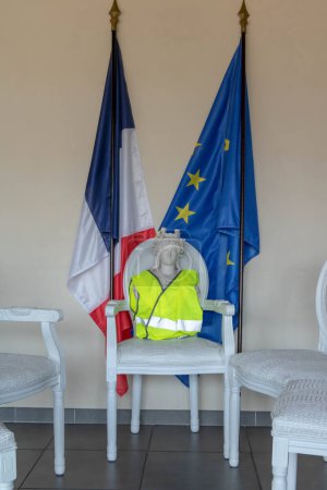Marianne Symbol der Französischen Republik mit gelber Weste (gilet jaune) während der großen nationalen Debatte der Bürgerbefragung