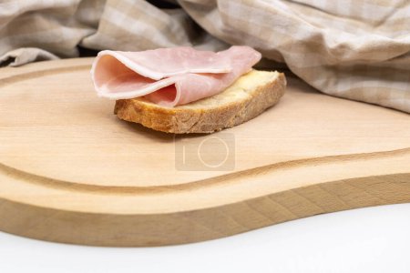 Téléchargez les photos : Faites simple dans la cuisine sandwich au jambon blanc et beurre sur pain de campagne - en image libre de droit