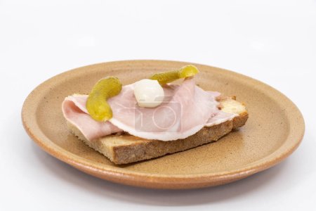 Téléchargez les photos : Assiette artisanale Vallauris sandwich au jambon au beurre en céramique de luxe - en image libre de droit