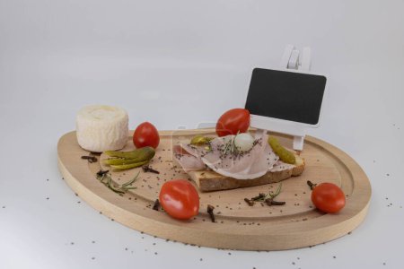 Foto de Placa de madera con charcutería y queso francés Espacio de texto en blanco - Imagen libre de derechos