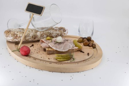 Delikatessen und Weingläser zum Erntedankfest, die Weinstuben, der neue Beaujolais-Dinner-Aperitif