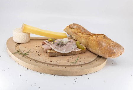 Téléchargez les photos : Snacks français : baguette, fromage fermier et sandwich aux charcuteries - en image libre de droit