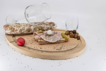 Delikatessen und Weingläser zum Erntedankfest, die Weinstuben, der neue Beaujolais-Dinner-Aperitif