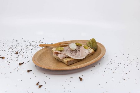 Schinken-Schinken-Sandwich mit Gurke serviert in einem Vallauris-Keramikteller