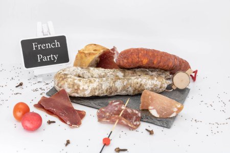 typische Wurstplatte eines Aperitifs in Frankreich für eine französische Party