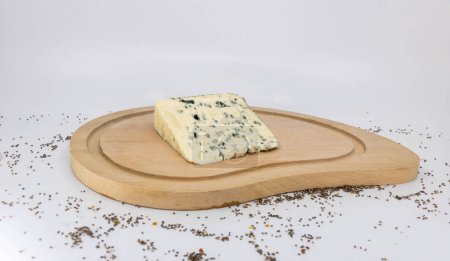 Téléchargez les photos : Dégustation rustique de fromage bleu au lait de brebis - en image libre de droit