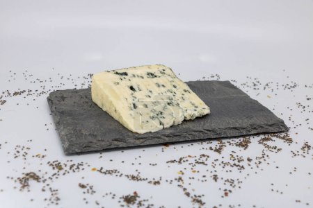 Téléchargez les photos : Dégustation rustique de fromage bleu au lait de brebis - en image libre de droit