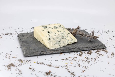 Foto de Bandeja de pizarra para degustar un queso azul y salvia silvestre - Imagen libre de derechos