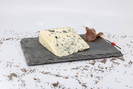 Foto de Gastronomía francesa degustación de queso de oveja y charcutería en una bandeja de pizarra - Imagen libre de derechos