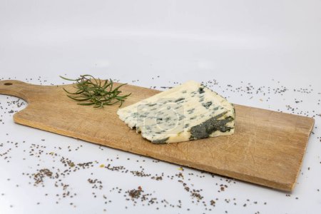 Foto de Queso de oveja, Bleu d 'Auvergne y romero fresco para degustación de queso francés - Imagen libre de derechos
