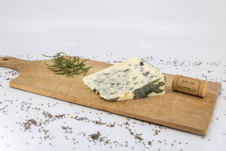 Foto de Queso de oveja azul Auvernia, azul aveyron, queso azul sobre tabla de cortar de madera - Imagen libre de derechos