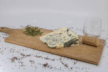 Französischer Wein und Käse am Ende einer Mahlzeit auf einem Holzschneidebrett