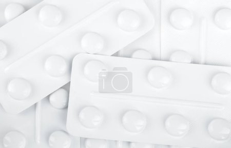 Un tas de plaquettes blanches avec des comprimés. Contexte médical. Vue de dessus. Photo de stock.